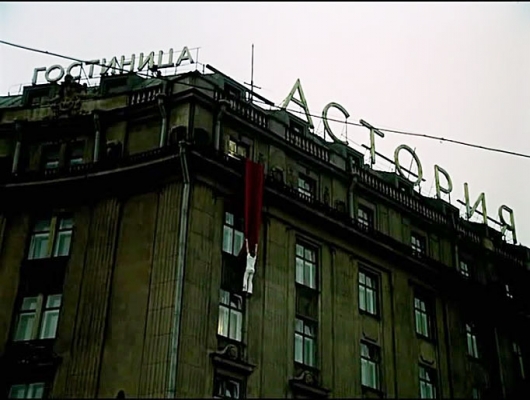 Невероятные приключения итальянцев в России - Андрей спускается из Астории